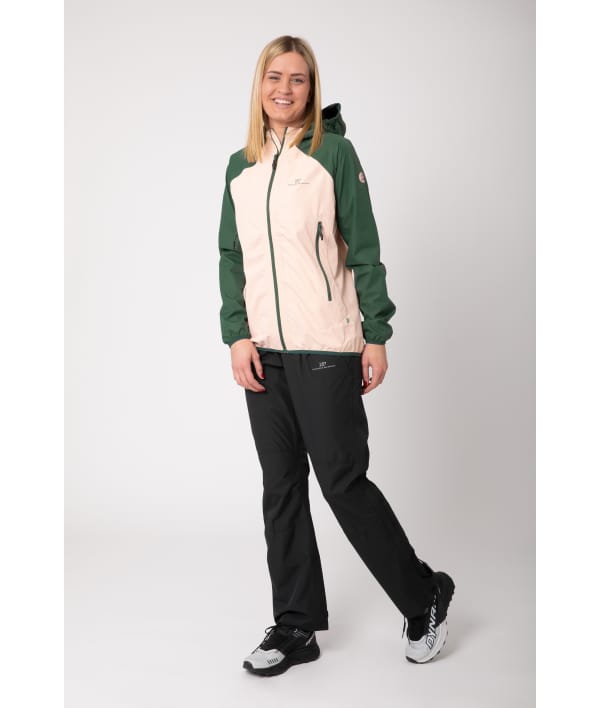 7613902 Klacken 25L Jacket black front